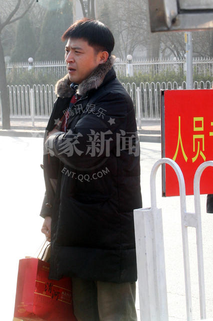 曝春晚特色环节:张国立切年糕 董卿玩法式深吻