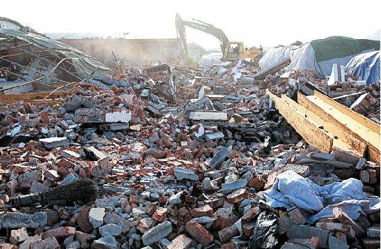 大型挖掘机在横峰街道观渭陈村强拆违法建筑. 本网记者 刘振清摄