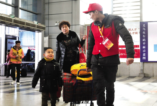 河南小伙义乌火车站当志愿者--金华频道