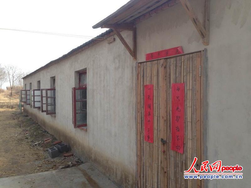 胡鹏飞在父母和相亲帮助下建起的羊舍。(人民网 金蕾欣 摄)