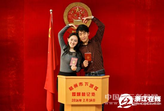 杭州3457对恋人双节登记结婚 民政局加班加点