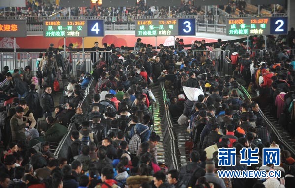 中国铁路迎来节后新一轮返程客流高峰