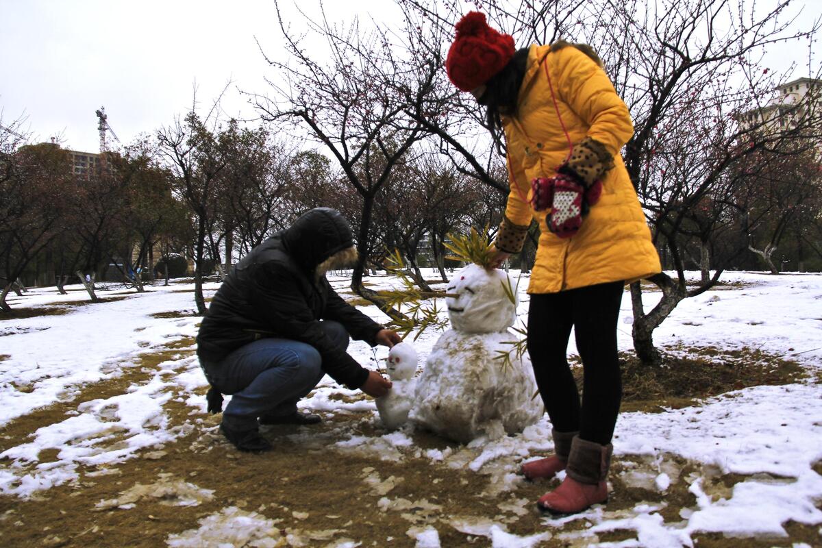 小情侣堆雪人 一道别样的风景(图)