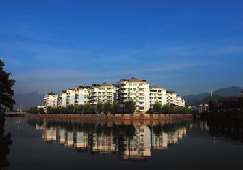 华西村人均收入_人均40平方米