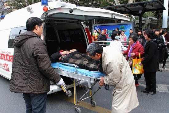 急救中心医生赶到,大家帮忙将吕老太妹妹抬到救护车的担架上,送往
