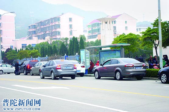私家车“霸道”公交站被占