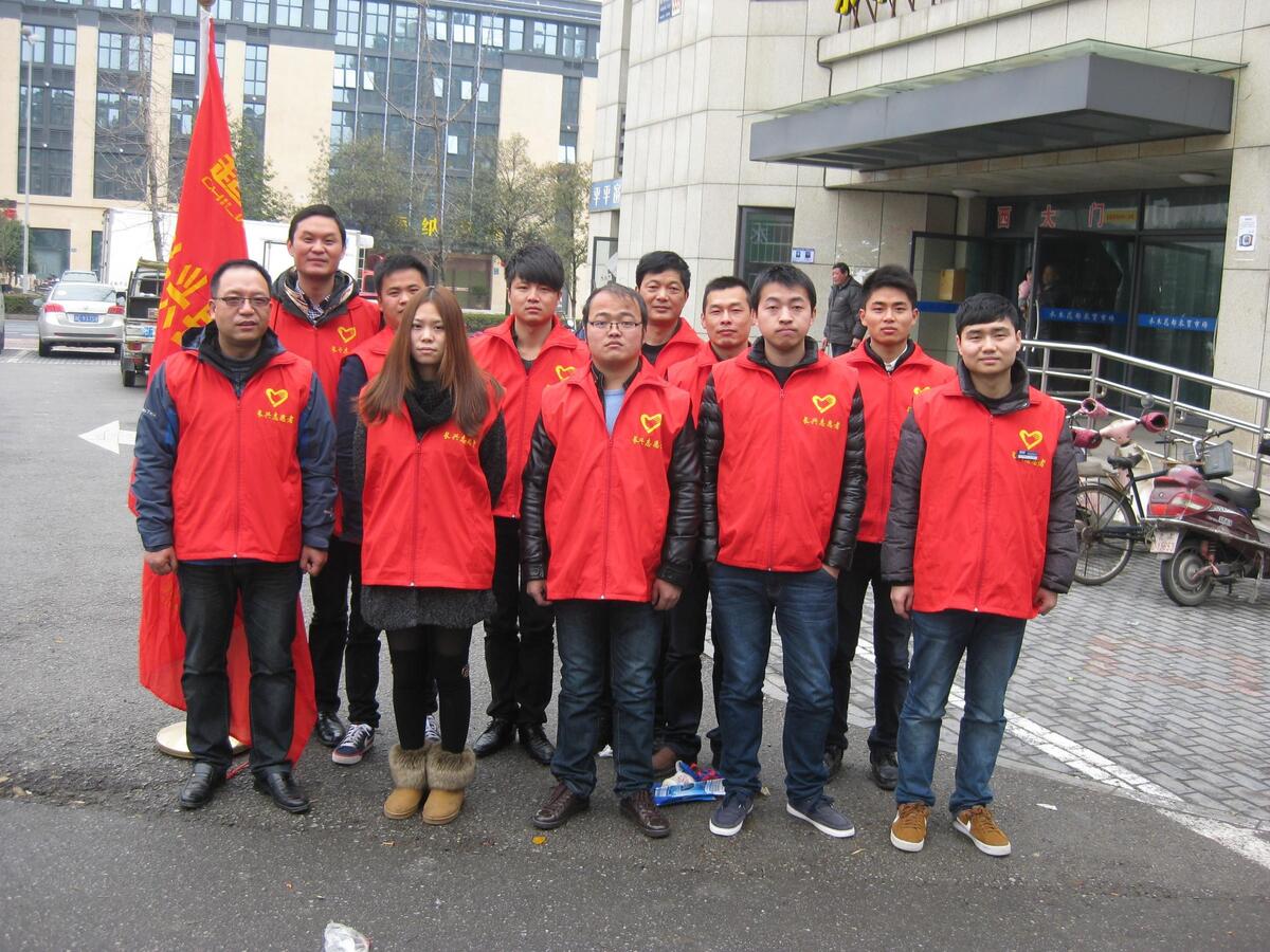 超威志愿者用己所长学雷锋服务社区居民(图