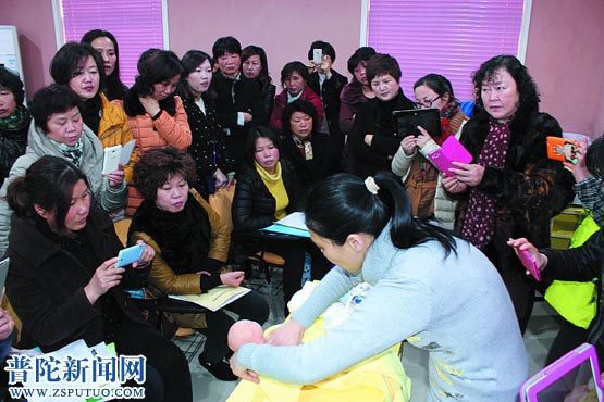育婴师培训 学员“抢”着学