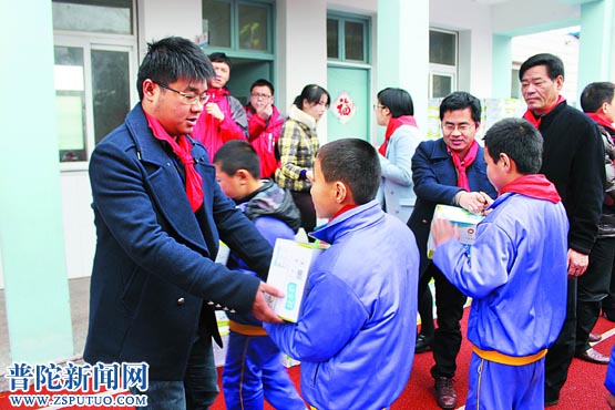 牵手公益 爱心助学