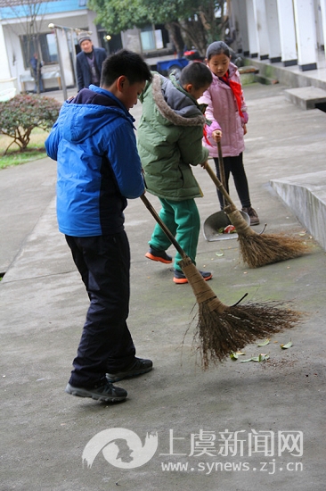 学雷锋日章镇镇中心小学学生打扫敬老院--上虞