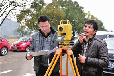 施工人员测量定位放样新绿化带--武义新闻网
