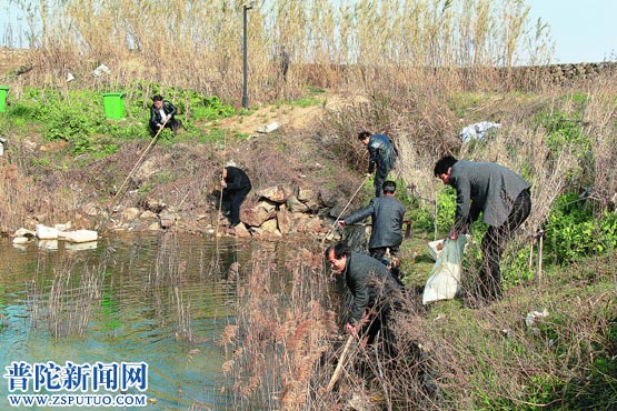 两级“河长”清理垃圾
