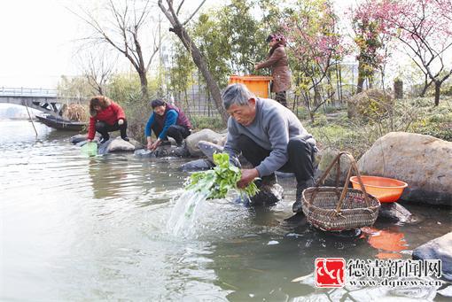 清流静绕小村旁 淘米洗菜笑声欢