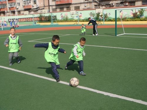 大连沙河口玉华小学的学生正在踢足球