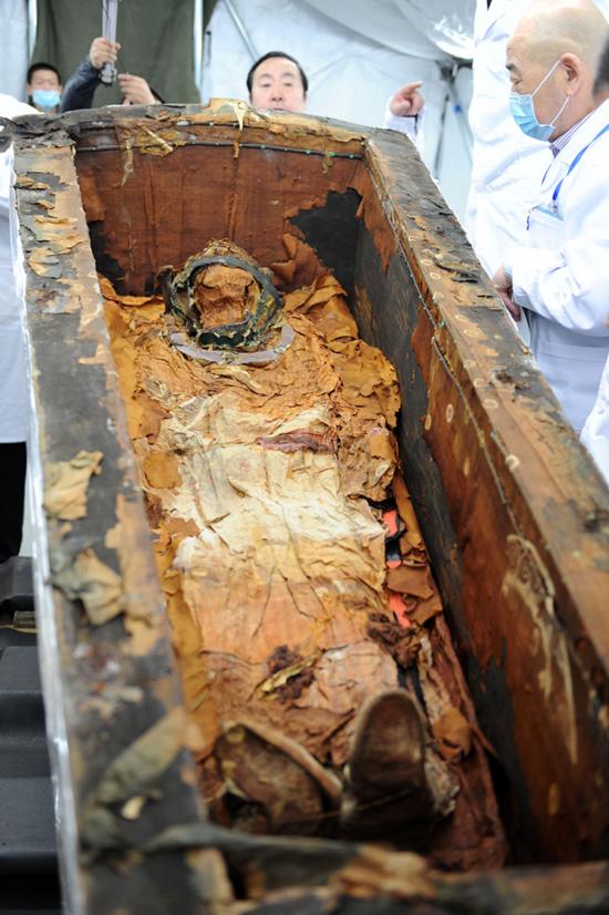 内蒙古草原出土的1500年前北魏贵族漆棺开棺