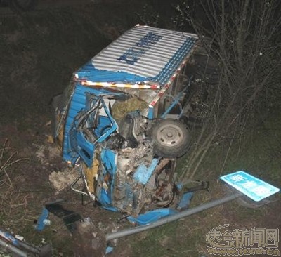 前几天晚上,在104国道新龙园村附近发生一起车祸,一辆箱式货车翻到
