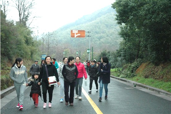 中信银行绍兴分行开展三八妇女节健步走活动