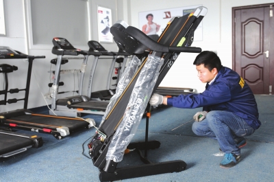 王伟洪在2013年"双十一"购物狂欢节当天,顶康科技自有品牌"亿健跑步机