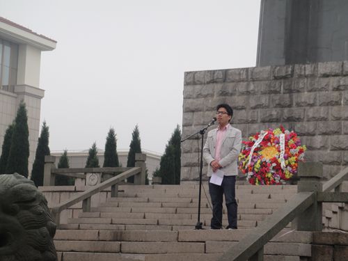 桐乡一中组织高二学生清明祭英烈