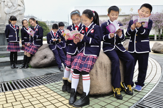 昨天,义乌实验小学的新校服一经推出,就受到学生的热捧.