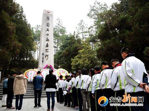 孝丰烈士陵园迎来扫墓高峰