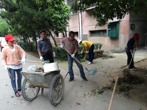 北郊社区清理小区卫生死角