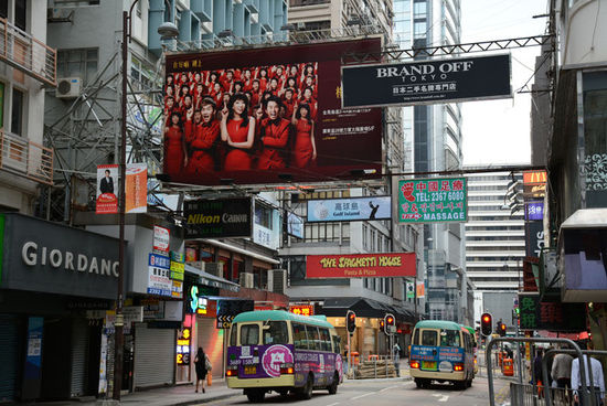 重庆大厦对面就是北京道,虽然是以首都命名的道路,但只能算弥敦道旁