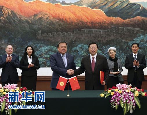 这是会谈后,张德江和叶延别科夫共同签署《中国全国人大与吉尔吉斯斯坦议会合作备忘录》。新华社记者 庞兴雷 摄 这是会谈后,张德江和叶延别科夫共同签署《中国全国人大与吉尔吉斯斯坦议会合作备忘录》。新华社记者 庞兴雷 摄