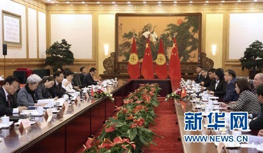 5月6日,中国全国人大常委会委员长张德江在北京人民大会堂与吉尔吉斯斯坦议长叶延别科夫举行会谈。 新华社记者 庞兴雷 摄 5月6日,中国全国人大常委会委员长张德江在北京人民大会堂与吉尔吉斯斯坦议长叶延别科夫举行会谈。 新华社记者 庞兴雷 摄