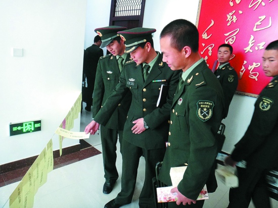 送法进军营情暖官兵心