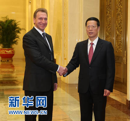 5月8日,国务院副总理张高丽在北京与俄罗斯政府第一副总理舒瓦洛夫举行会谈。新华社记者刘卫兵摄 5月8日,国务院副总理张高丽在北京与俄罗斯政府第一副总理舒瓦洛夫举行会谈。新华社记者刘卫兵摄