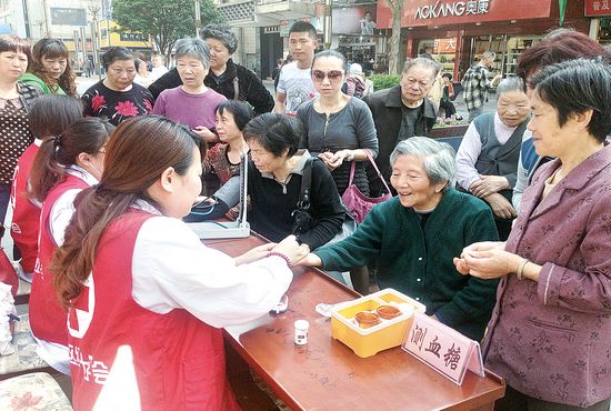 志愿者上街义诊