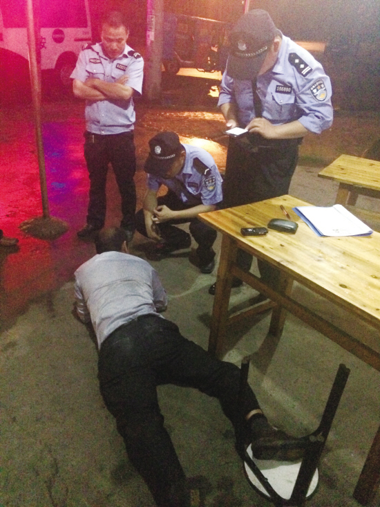 陌生男子趴在桌上睡觉突然摔倒原来只是喝多了