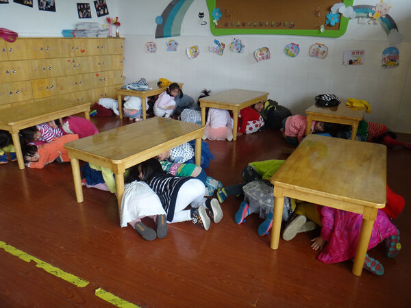 振东新区中心幼儿园开展地震应急疏散演练活动