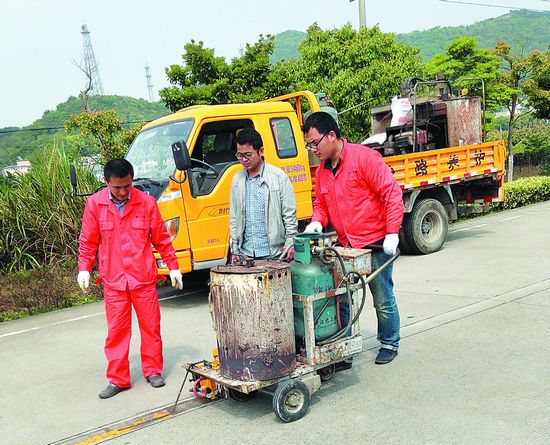 桃花:开展道路标线补划工作
