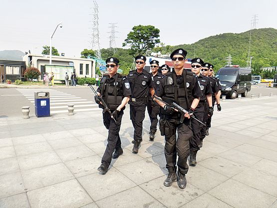 特警佩枪巡逻