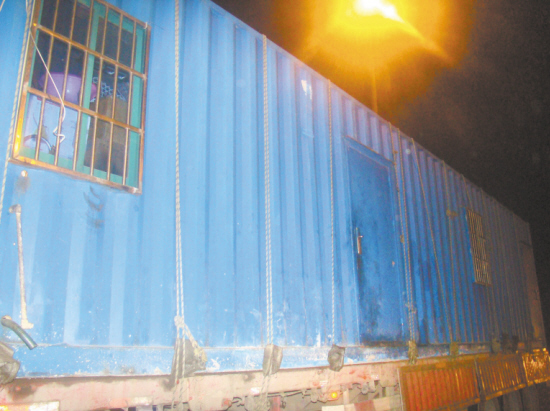 高速上开来一辆高大上房车-房车,-东阳新闻网