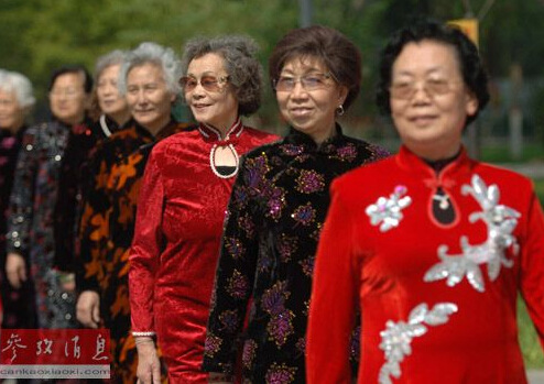 /石家庄市一支老年模特队在公园进行表演，20多名平均年龄70岁的...