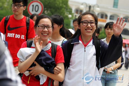 语文科目考试结束 考生自信满满走出考场(图)