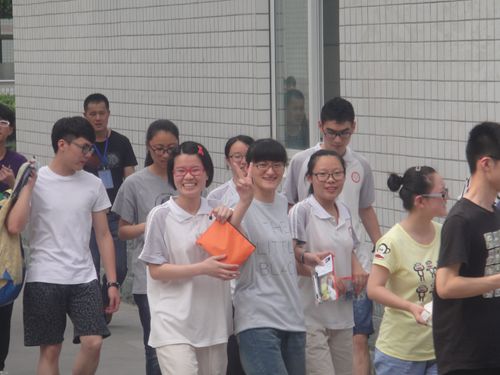 桐乡一中考生面带微笑进考场，展示自信风采