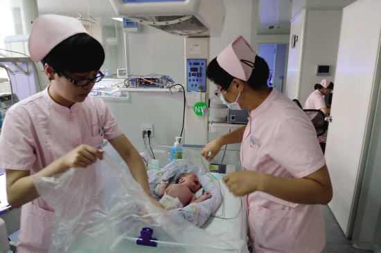 六指女婴被遗弃在 垃圾桶 内 女婴脖子上还有掐