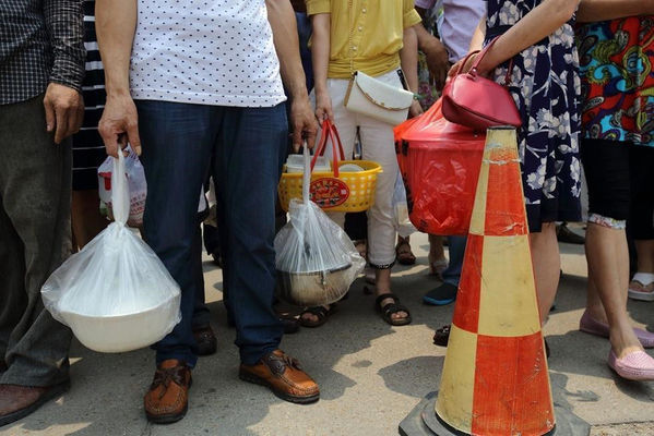 高清:舌尖上的高考餐 家长送饭军团助阵高考-浙江省-岱山新闻网