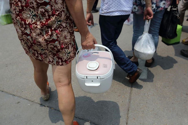 高清:舌尖上的高考餐 家长送饭军团助阵高考-浙江省-岱山新闻网