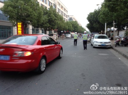 金莲桥路车辆随意停放严重 交警抄牌忙(图)--长兴新闻网