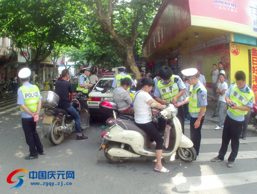 电动车加装遮阳伞、骑摩托车不戴安全头盔 这