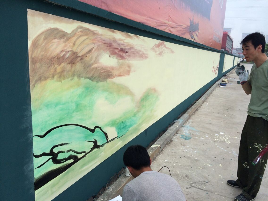 大学生手绘墙画 吃螃蟹自谋出路(图)