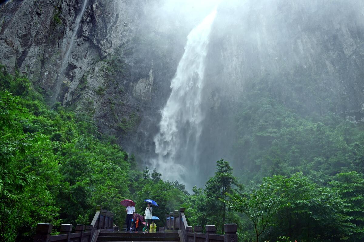 广西靖西古龙山峡谷里的飞天瀑布-搜狐大视野-搜狐新闻