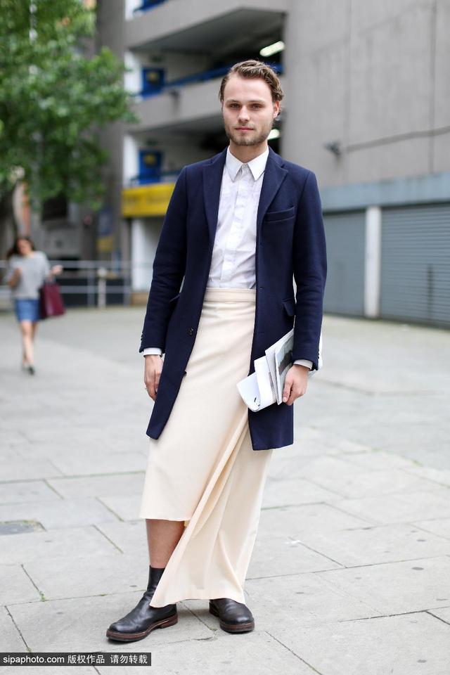 男装周街拍:男人白长裙与女人高叉裙谁更美