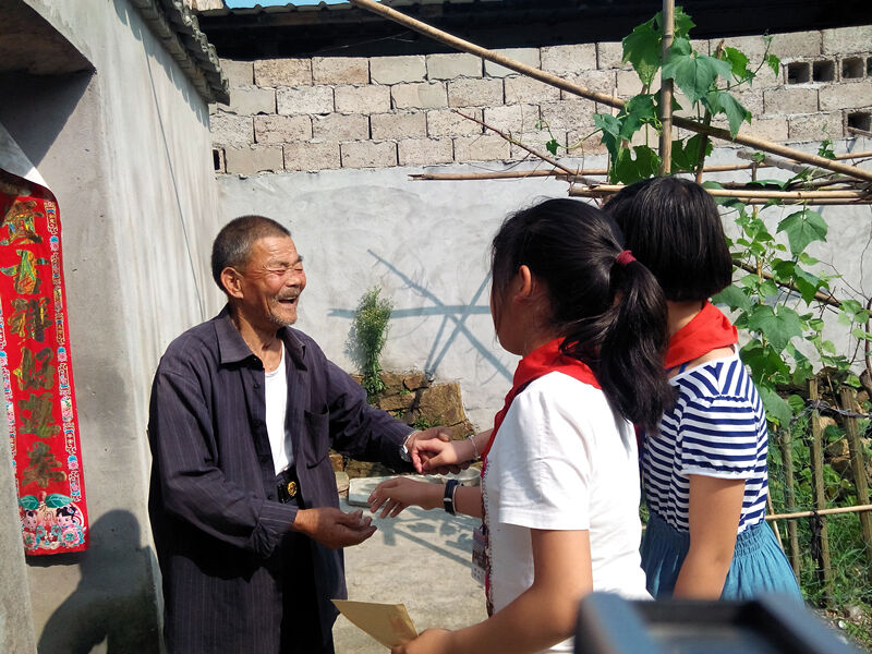 城南二小学生看望慰问孤寡老人