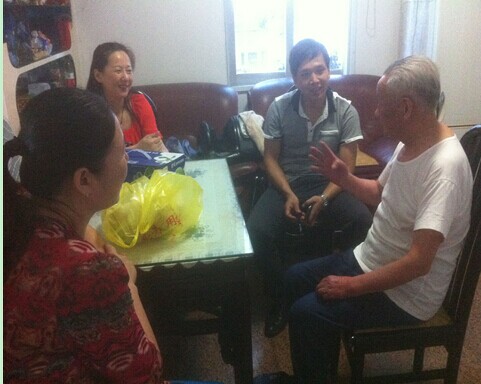 雉城街道及社区干部走访慰问老党员 送上节日